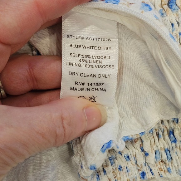 ASTR The Label Blue White Ditsy Floral Puff Sleeve Smocked Crop Top Small Whimsy - Picture 6 of 9